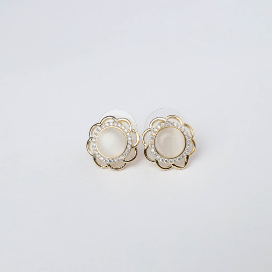 QuinShine elegant flower stud earrings with pearl center and gold floral design