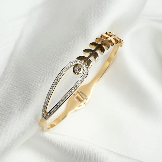 QuinShine gold leaf bracelet with diamonds featuring intricate leaf design and sparkling diamond accents