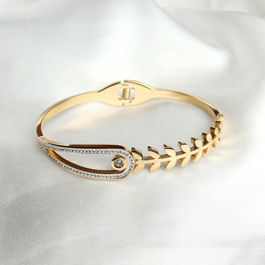 QuinShine elegant gold leaf bracelet with diamonds featuring intricate leaf design and sparkling diamond accents