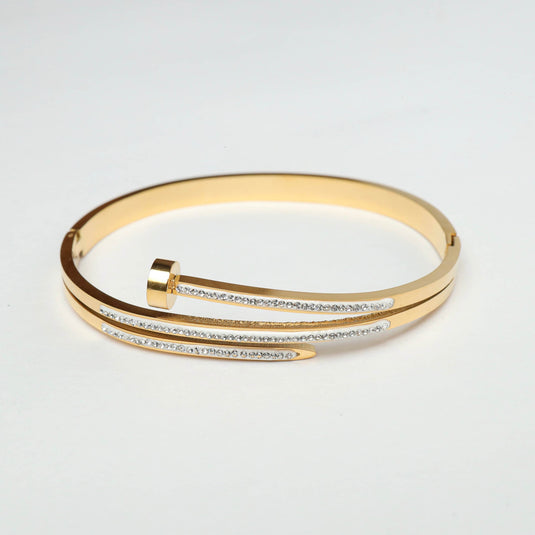 QuinShine elegant gold nail bracelet with sparkling rhinestones on curved nail design