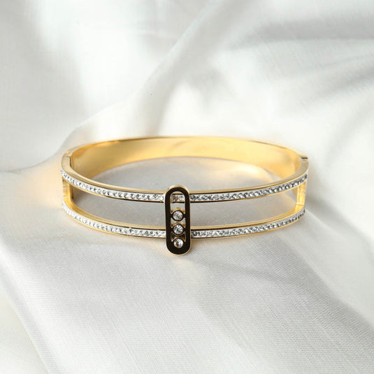 QuinShine luxury gleam bracelet in gold with sparkling crystals on a white fabric background