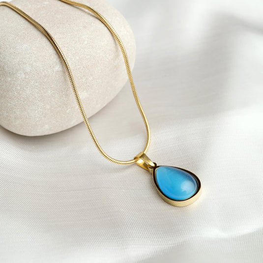 Teardrop necklace gold with blue gemstone pendant on a delicate gold chain from QuinShine