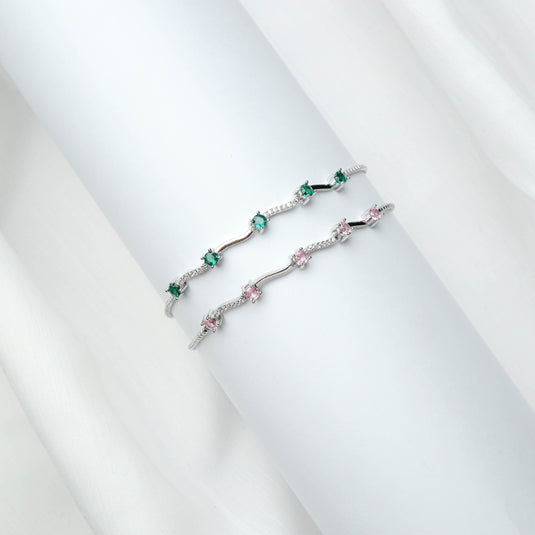 QuinShine elegant emerald bracelet for women with green stones and silver chain on display
