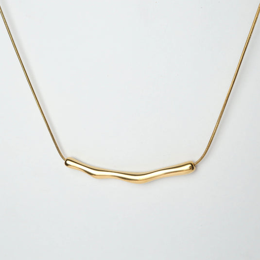 QuinShine gold bar necklace with a sleek curved pendant on a delicate gold chain