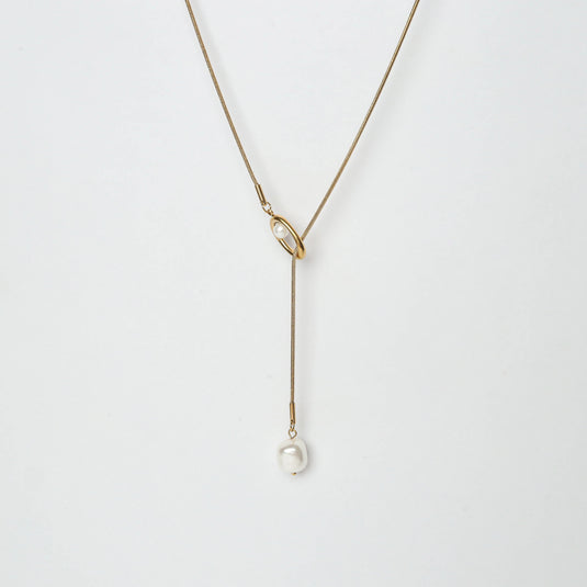 Elegant baroque pearl lariat necklace with gold chain and unique pearl pendant detail