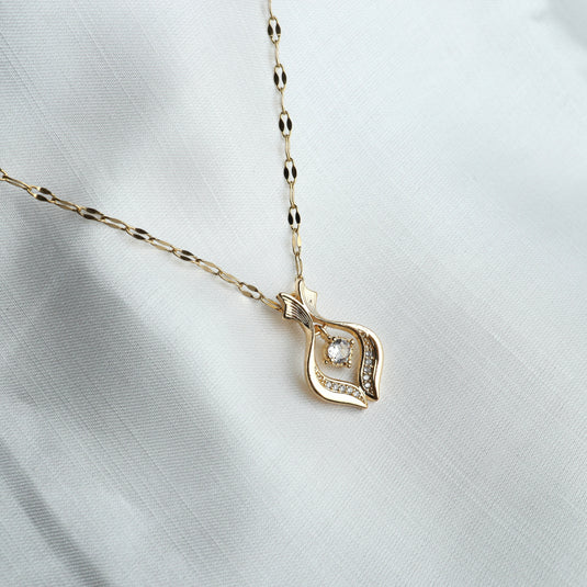 QuinShine diamond flame pendant in gold with sparkling diamonds on delicate chain