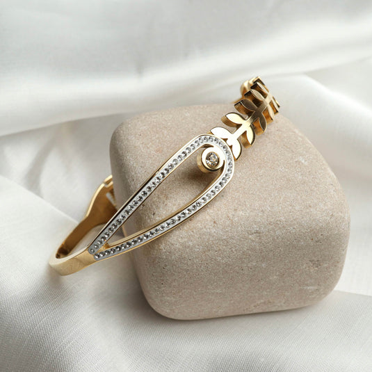 QuinShine gold leaf bracelet with diamonds featuring a teardrop design and sparkling diamond accents
