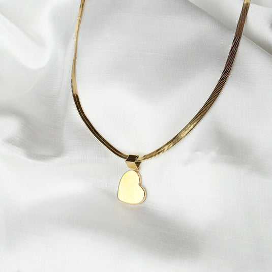 Minimalist heart necklace in gold with sleek chain from QuinShine online jewellery store