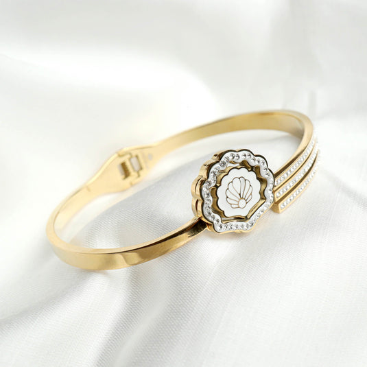 QuinShine elegant gold shell bracelet with scallop shell design and rhinestone accents