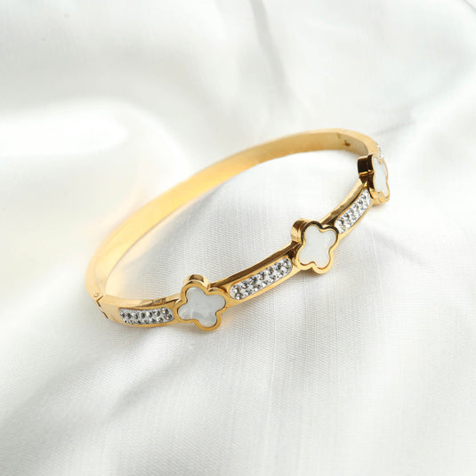 QuinShine luxury gold bracelet featuring elegant floral design and sparkling accents