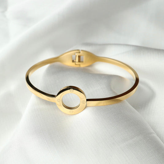 QuinShine gold minimalist jewelry bracelet with circular design on white fabric background