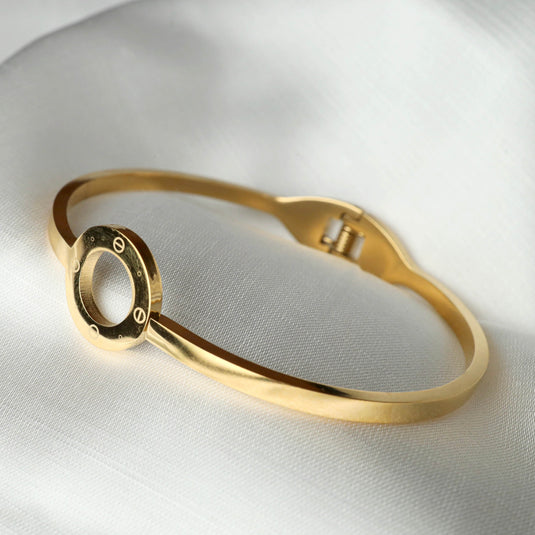 QuinShine gold minimalist jewelry bracelet with circular design and smooth finish