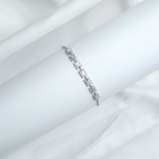 QuinShine elegant Silver Link Bracelet for Women with sparkling rectangular links on display