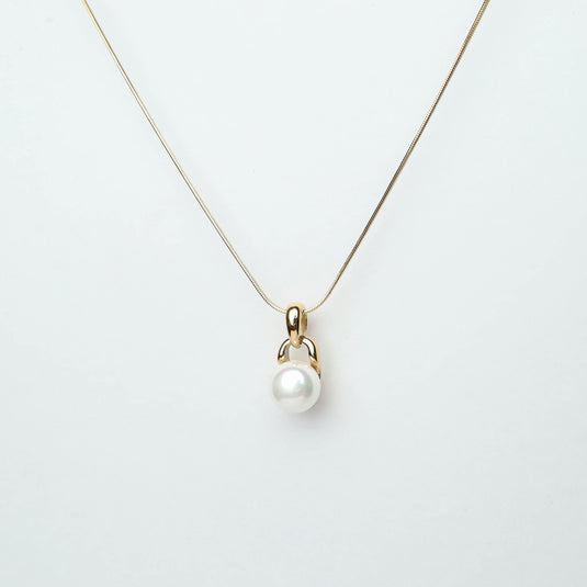 Elegant solitaire pearl pendant with gold setting on a delicate gold chain from QuinShine online jewellery store