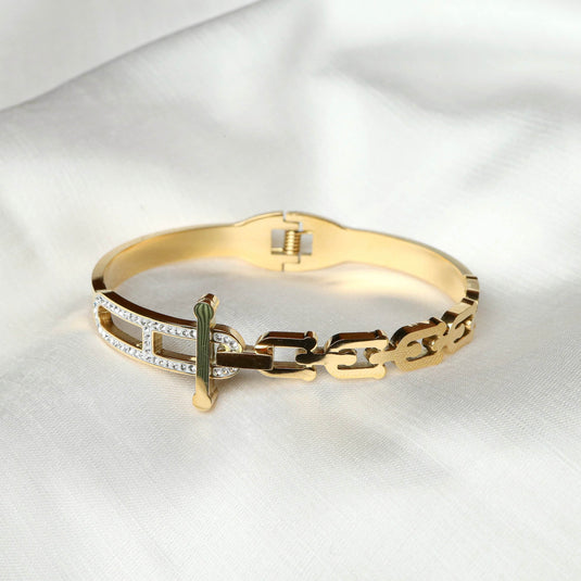 QuinShine elegant golden equinox bracelet with chain links and sparkling accents on white fabric