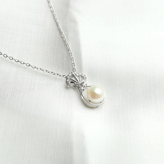 Venus shell necklace with pearl and silver chain from QuinShine online jewellery store